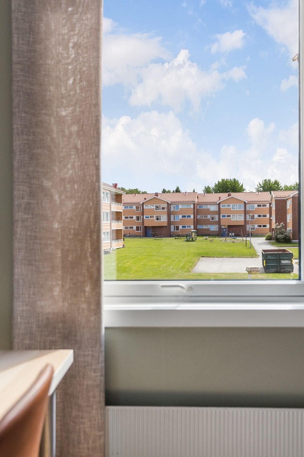 Selger opplyser om et rolig nabolag med en kombinasjon unge, etablerte og eldre. En hyggelig og trivelig boplass med fine fellesområder og lite støy fra omgivelsene rundt. Galleribilde