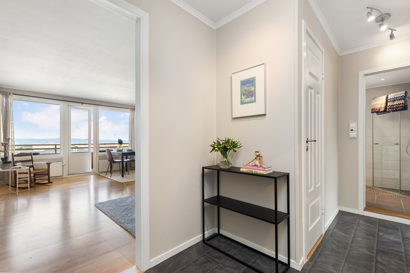 For oppbevaring har leiligheten 2 boder i kjeller med et samlet areal på 5 m² med god lagringsplass til klær, ski, sykkel og annet utstyr. Som beboer har man også tilgang til en stor fellesbod som kan benyttes ved behov. Galleribilde