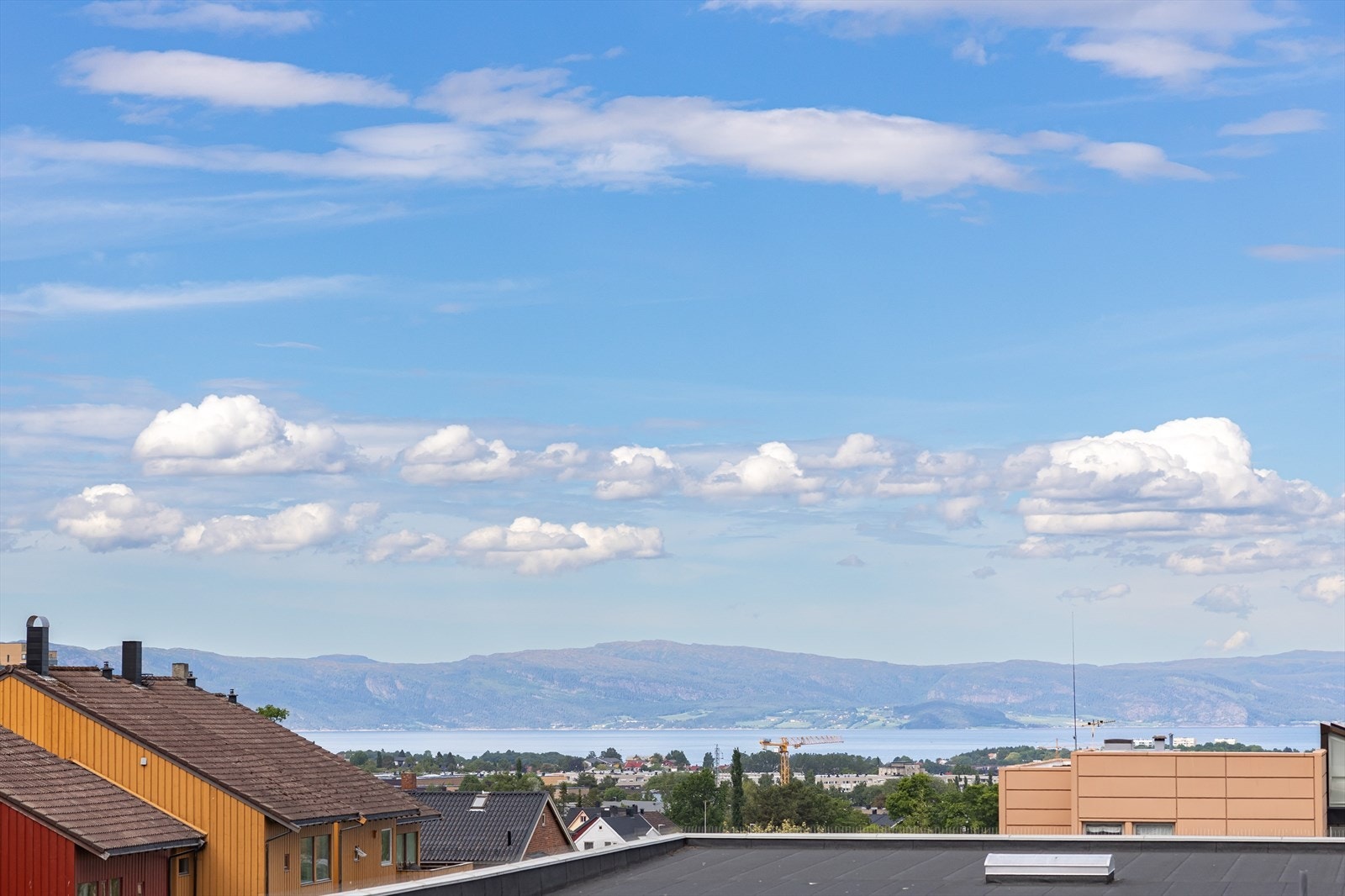Her har man en nydelig utsikt mot blant annet Trondheimsfjorden og viser Fosenalpene fra sin beste side, noe nåværende eier har satt stor pris på. Galleribilde