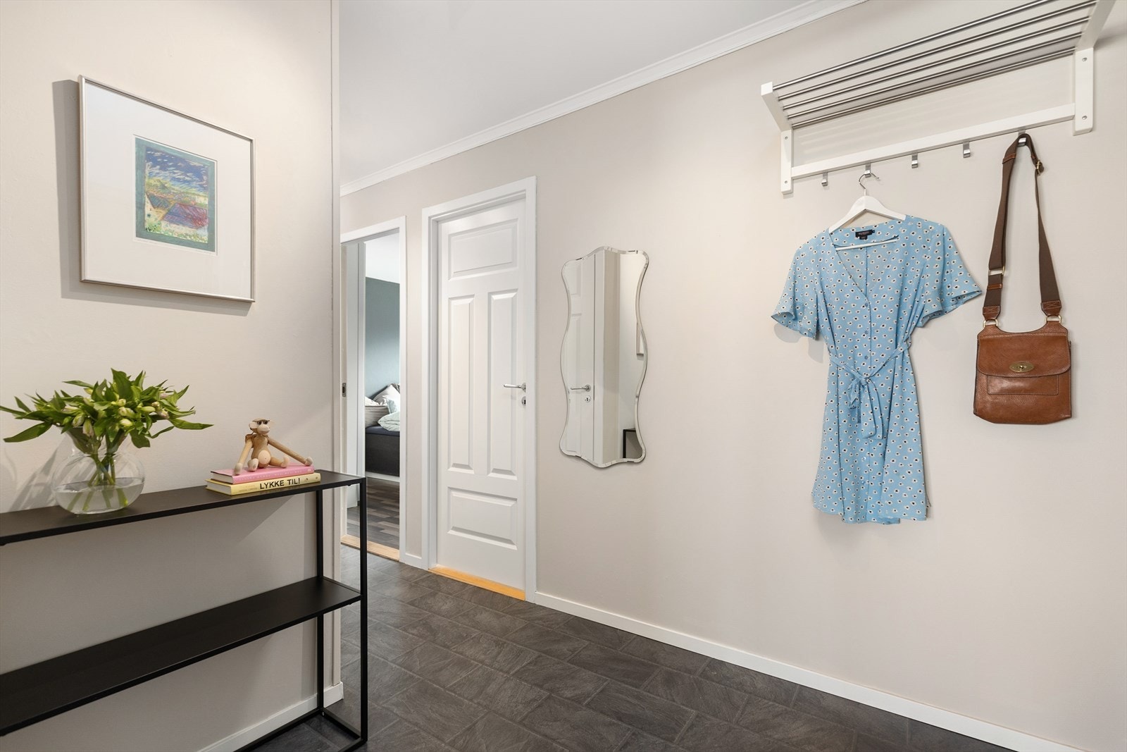 Her kommer du inn til et stort og lyst inngangsparti med god plass til kommoder og heng for oppbevaring av yttertøy og sko. Her kan man enkelt innrede med et ekstra garderobeskap eller kommode ved inngangsdør. Galleribilde