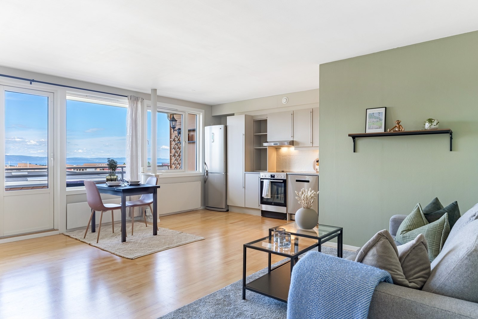 Velkommen til Teglverkstunet 6A! Heimdal Eiendomsmegling v/Alexandra Muravskaya har gleden av å presentere en oppgradert og lys 3-roms utsiktsleilighet på 67 m² i et tilbaketrukket, men sentralt boligområde på Moholt. Galleribilde