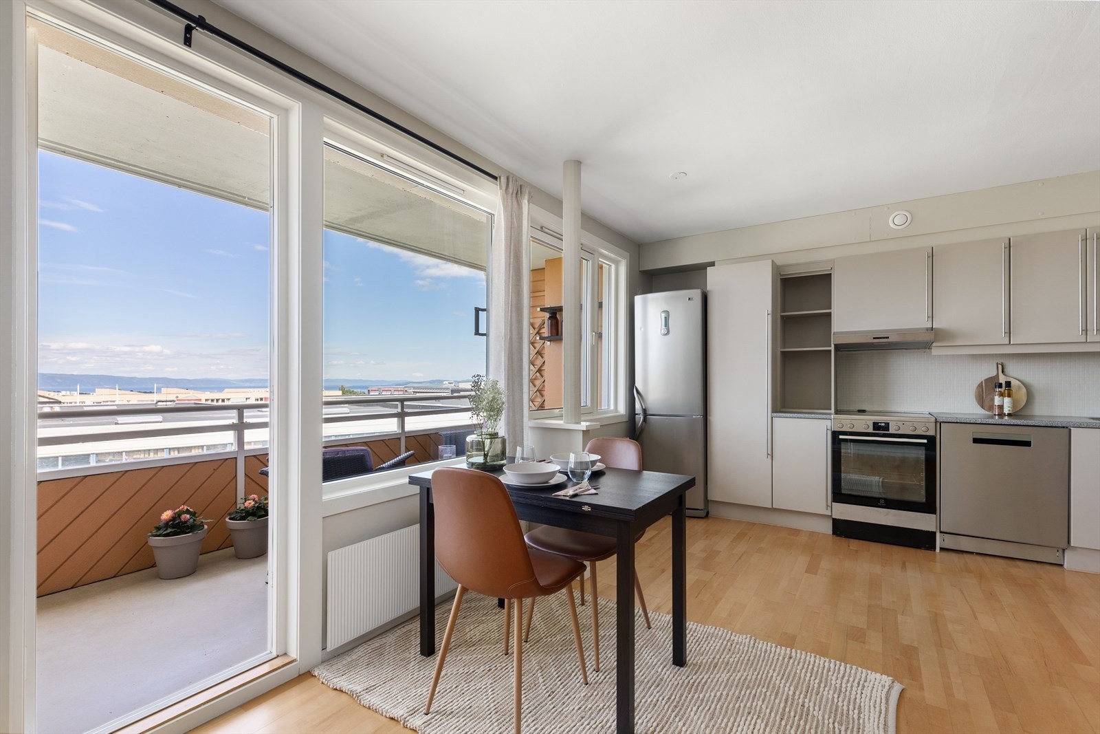 Hjemmet har et stort og innholdsrikt kjøkken utformet i en praktisk L-form, og har godt med skap- og benkeplass. Her har man god plass til en stor og sosial spisestue som fungerer som et naturlig bindeledd mellom stue og kjøkken. Galleribilde