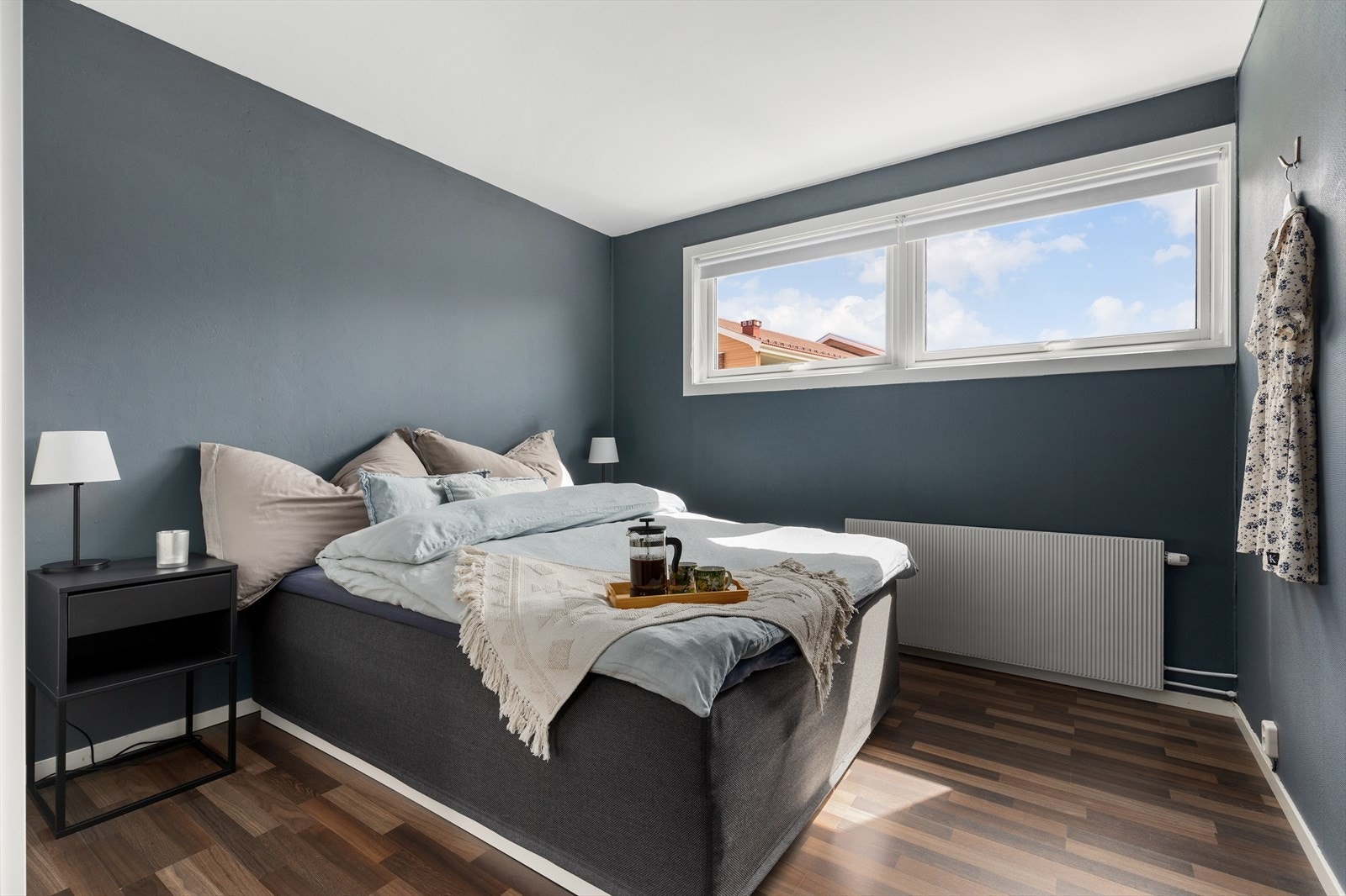 Her har man to delikate soverom av god størrelse på hhv. 11 og 10,5 m². Hovedsoverommet oppleves som svalt og vender ut mot rolige omgivelser i feltet. Rommet har god plass til dobbeltseng, nattbord og tilhørende møblement for oppebevaring. Galleribilde