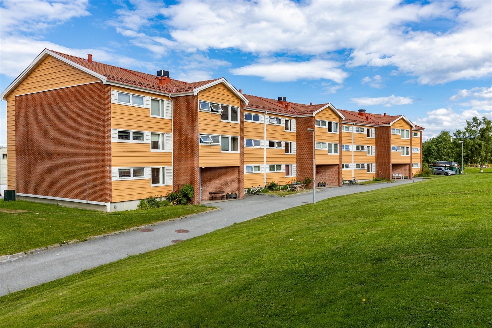 Det er gode parkeringsmuligheter i borettslaget med mulighet for garasjeplass og elbillader. Gjesteparkering skjer på felles oppstillingsplass på borettslagets tomt. Galleribilde