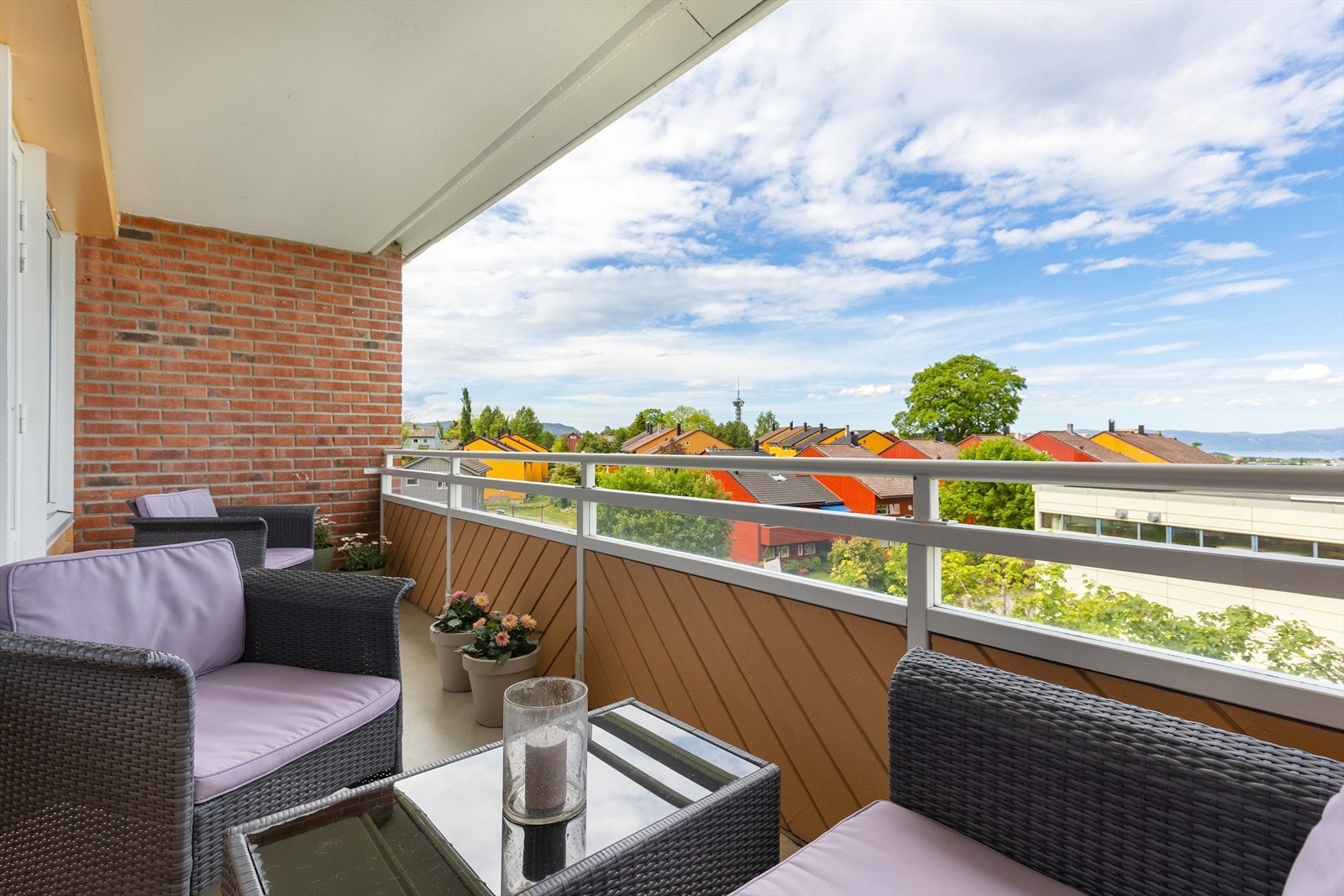 Fra hjemmets samlingspunkt er det direkte utgang til egen overbygd balkong på 10 m² med utsikt mot blant annet Tyholttårnet, og som enkelt fungerer som en forlengelse av oppholdsrommet på vår- og sommerhalvåret. Galleribilde