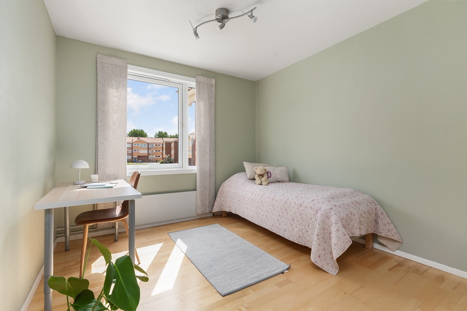 Det andre soverommet brukes i dag som gjesterom og lar seg enkelt innrede med nattbord og garderobeskap for oppbevaring. Rommet egner seg godt til f.eks. omkledningsrom eller kontor, og begge soverommene ble oppmalt i perioden 2023-2024. Galleribilde