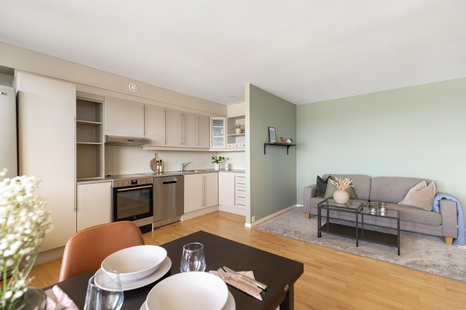 Allrommet inkluderer stue og kjøkken i en åpen løsning på 30 m². Her har man rikelig med vindusflater som tilføyer hjemmet med naturlig dagslys og som bidrar til en behagelig romfølelse. Galleribilde