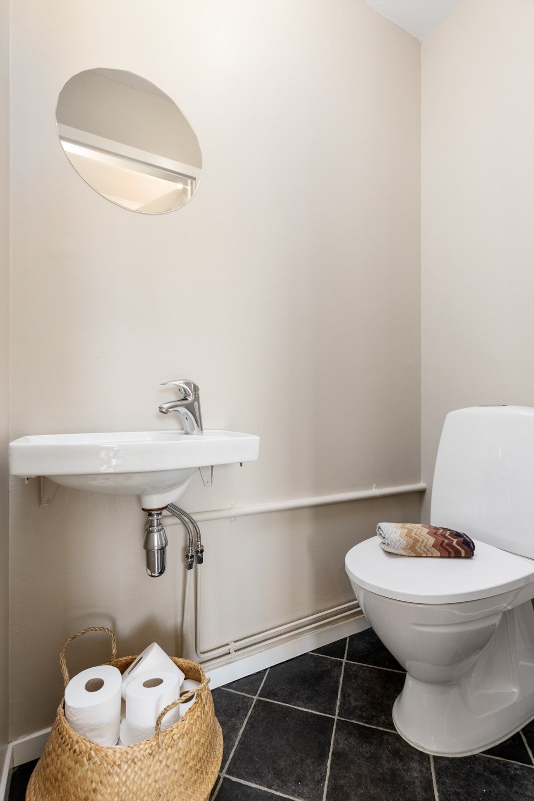 Toalettrommet ligger adskilt til fra baderommet og er utstyrt med servant, toalett og mekanisk avtrekk. Galleribilde