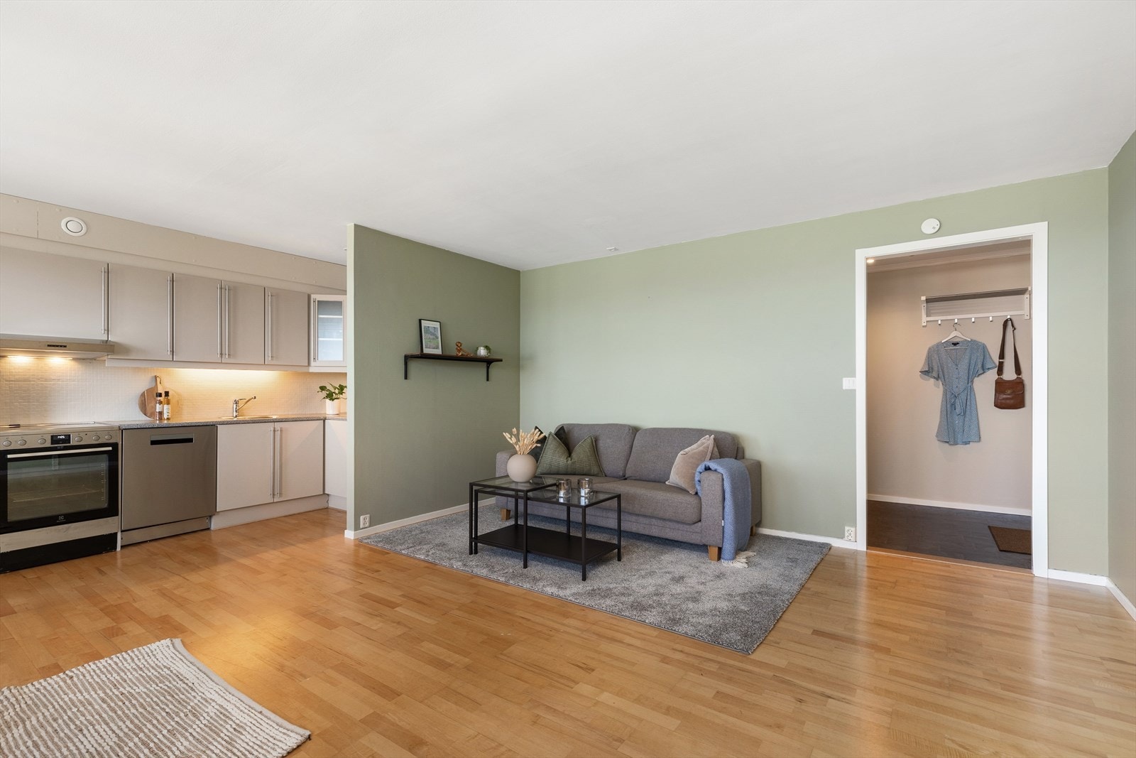 Hele leiligheten oppvarmes gjennom fjernvarme. Dette skaper både rimelige og forutsigbare bokostnader til alle årstider. Fra allrommet kan både Tyholttårnet og Fosenalpene skues. Galleribilde