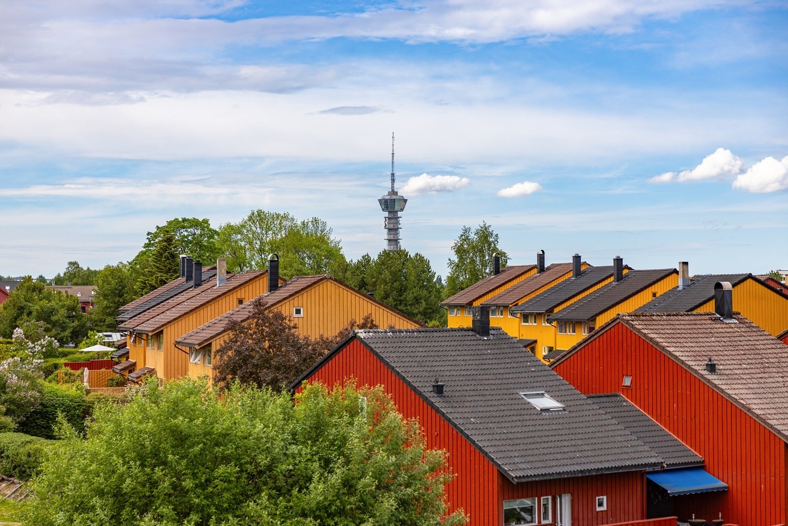 Balkongen oppleves som lun og innbyr til lange, sosiale sommerkvelder. Leiligheten har en av de bedre beliggenhetene i borettslaget med åpent utsyn mot et stille og rolig familienabolag. Galleribilde