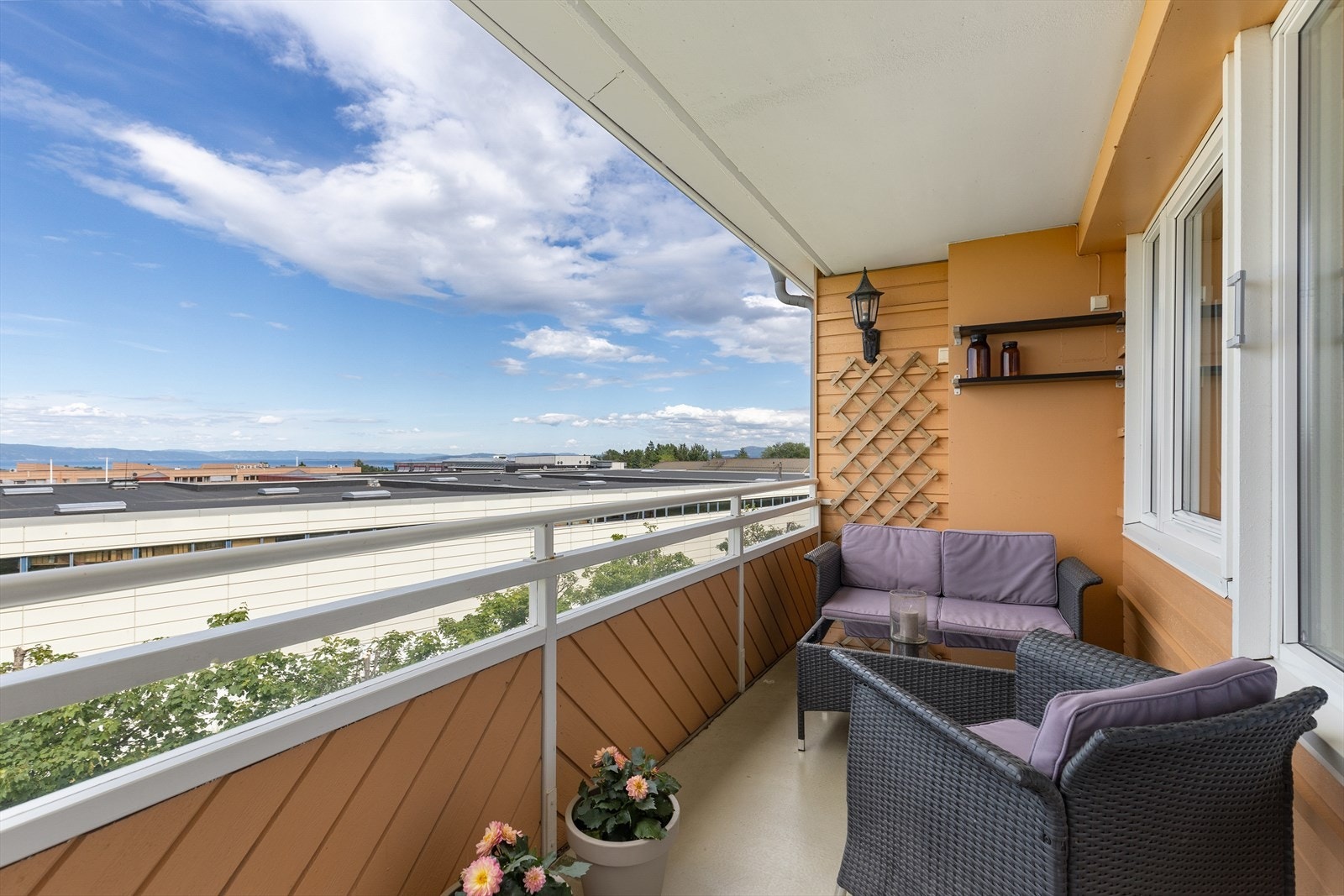 Balkongen har god plass til en stor sittegruppe og flere møbleringssoner. Her vil man både ha morgen- og kveldssol ifølge selger, hvor en fantastisk kveldssol mot Fosenalpene kan nytes i rolige omgivelser. Galleribilde