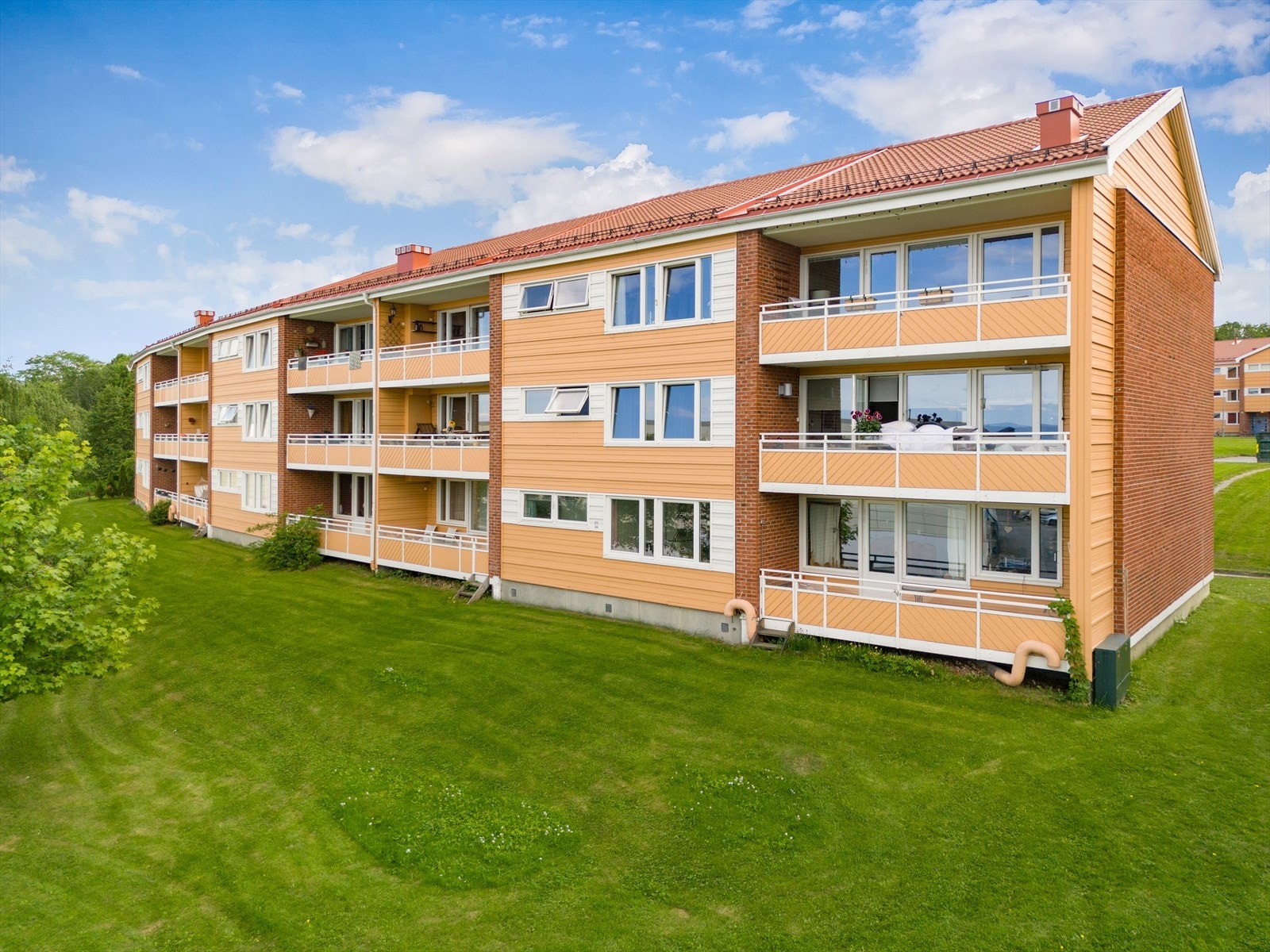 Her vil du bo i et trygt boligområde med kort avstand til flere treningssenter, NTNU Dragvoll, kollektiv transport, dagligvarebutikk, bensinstasjon og Estenstadmarka med flotte turmuligheter. Galleribilde