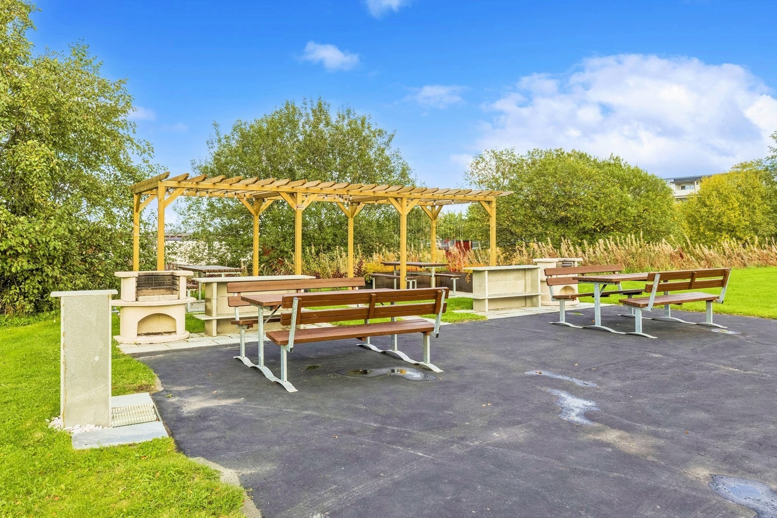 I regi av borettslaget er det etablert et koselig og sosialt område ved boligblokkene med overbygd uteplass, benker og grill som kan benyttes av alle beboere. Velkommen til visning! Galleribilde