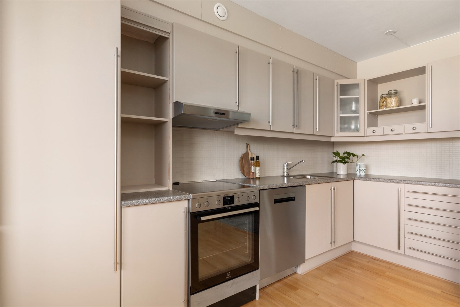 Hjørnet for kokkelering er innredet med mekanisk avtrekksvifte over stekesonen og opplegg for oppvaskmaskin. Takstmann har gitt kjøkkenet tilstandsgrad 1 i rapport. Galleribilde