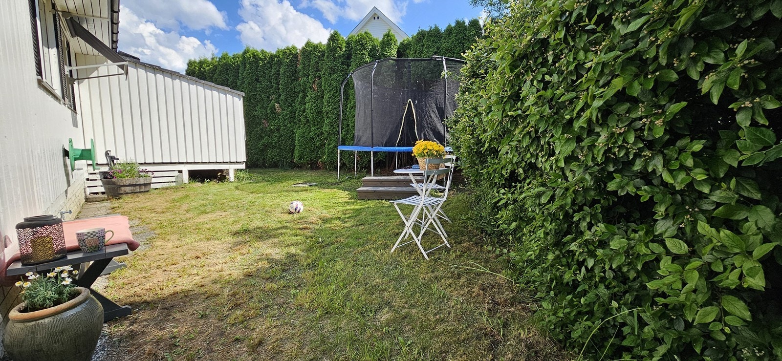 Hage med god plass til lek og morro. Galleribilde