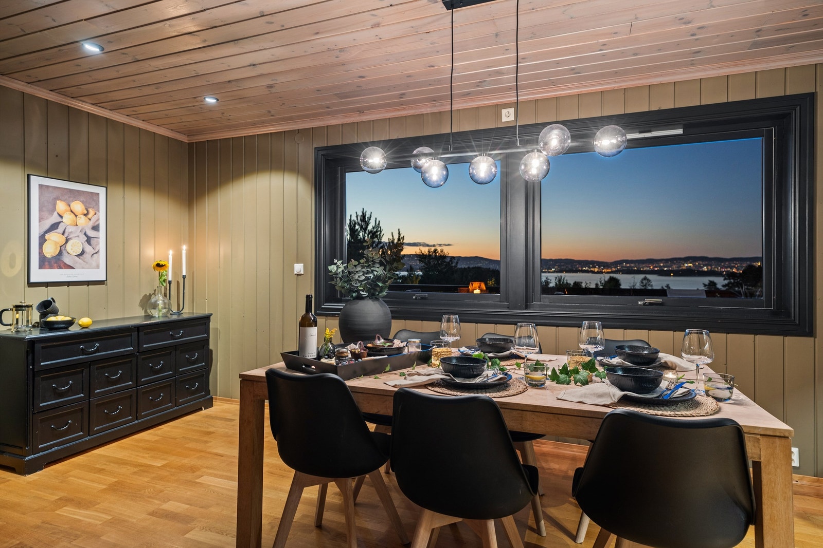 Kveldsstemning med fantastisk utsikt over fjorden og Oslo-by Galleribilde