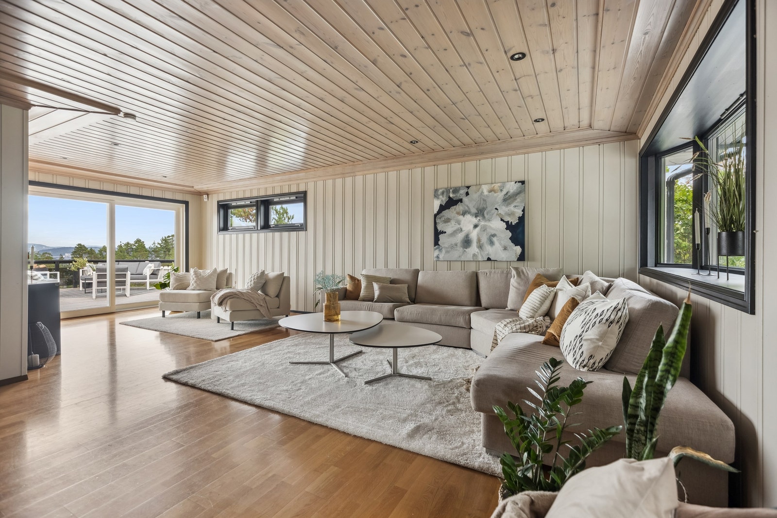 Lys og trivelig stue med direkte utgang til stor terrasse med flott utsikt mot fjorden og Oslo Galleribilde