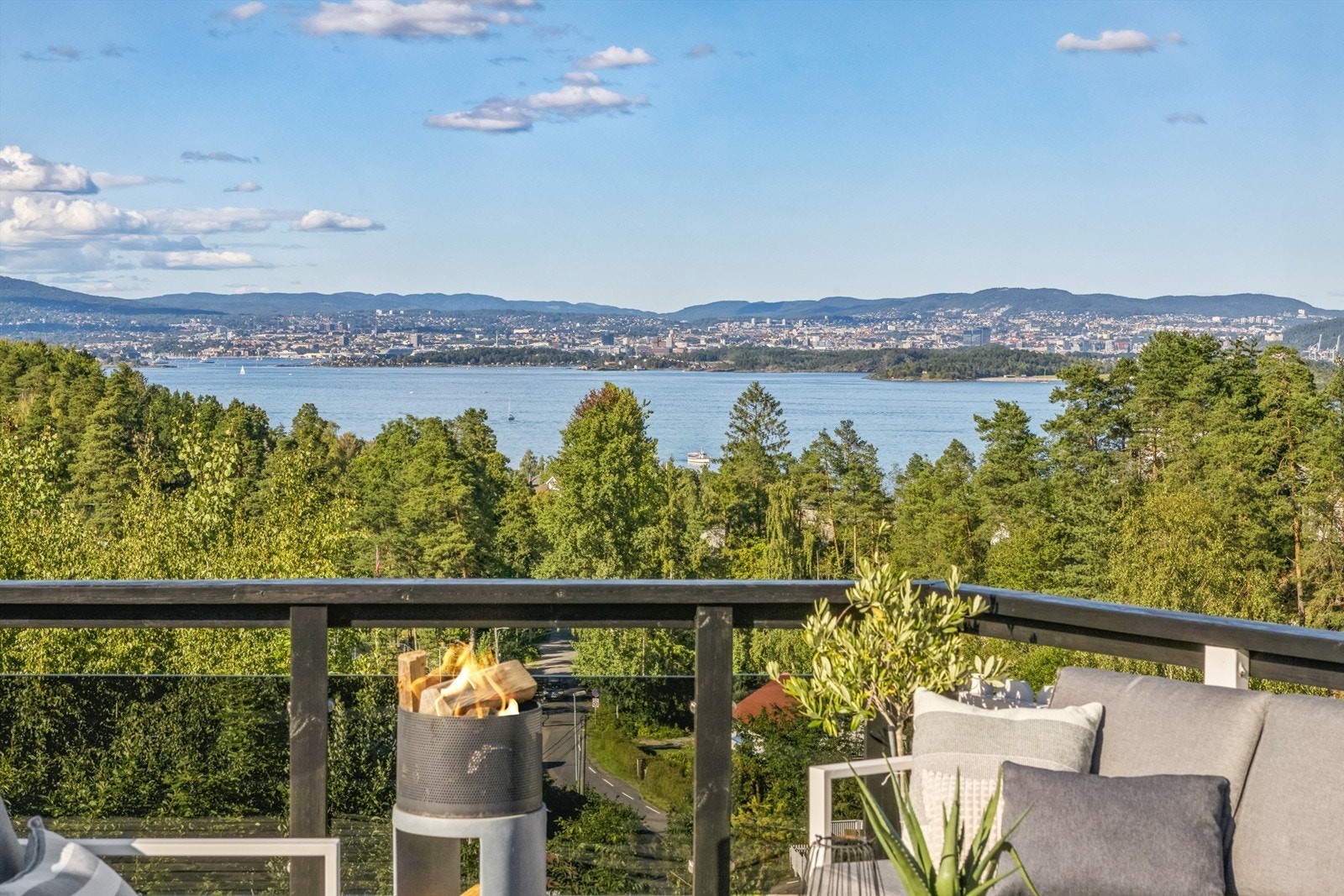 Nord-vendt terrasse på ca. 92 kvm med fantastisk utsikt mot fjorden og Oslo Galleribilde