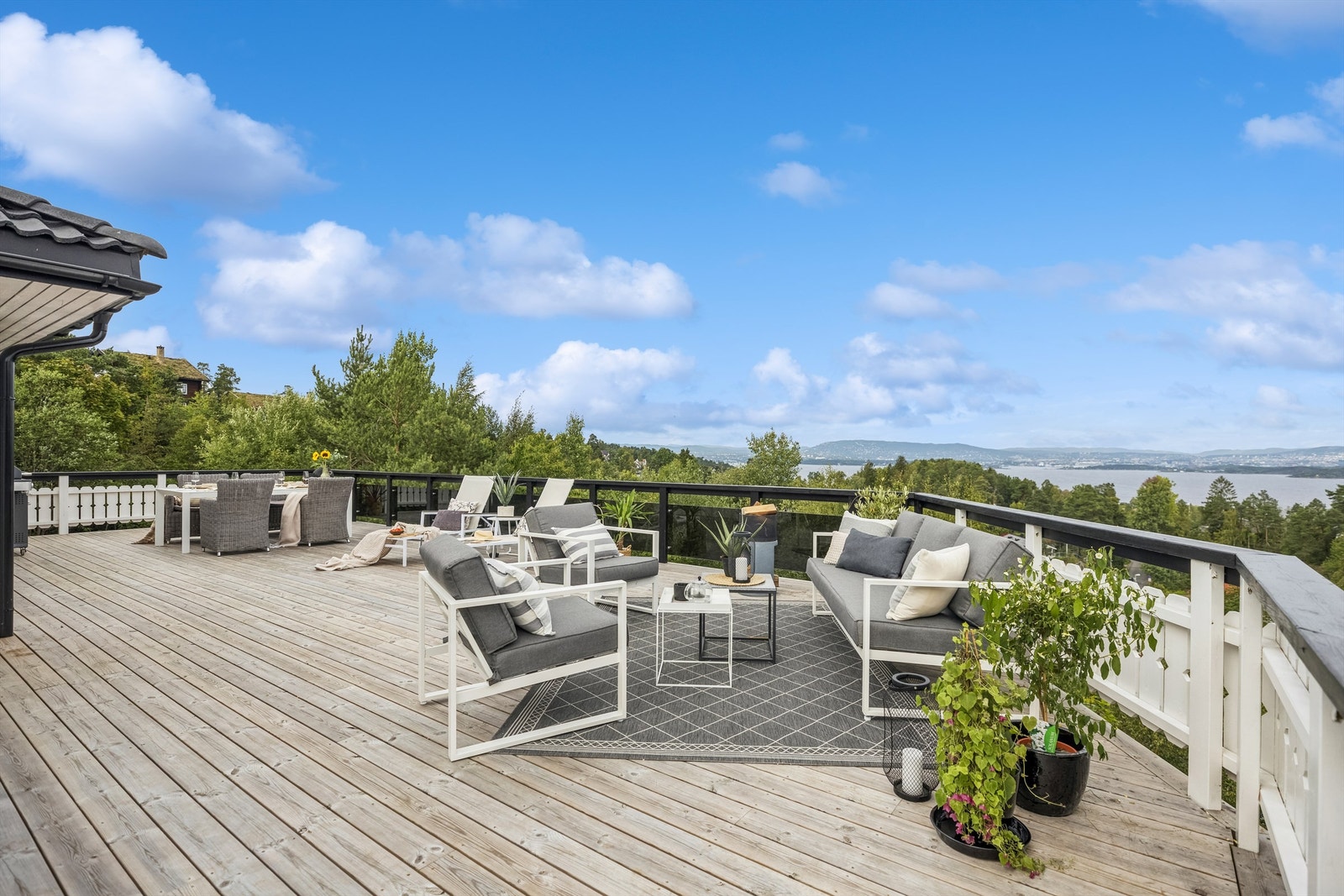 Innholdsrik enebolig på Hellvik. Stor nord-vendt terrasse med fantastisk utsikt mot fjorden og Oslo Galleribilde