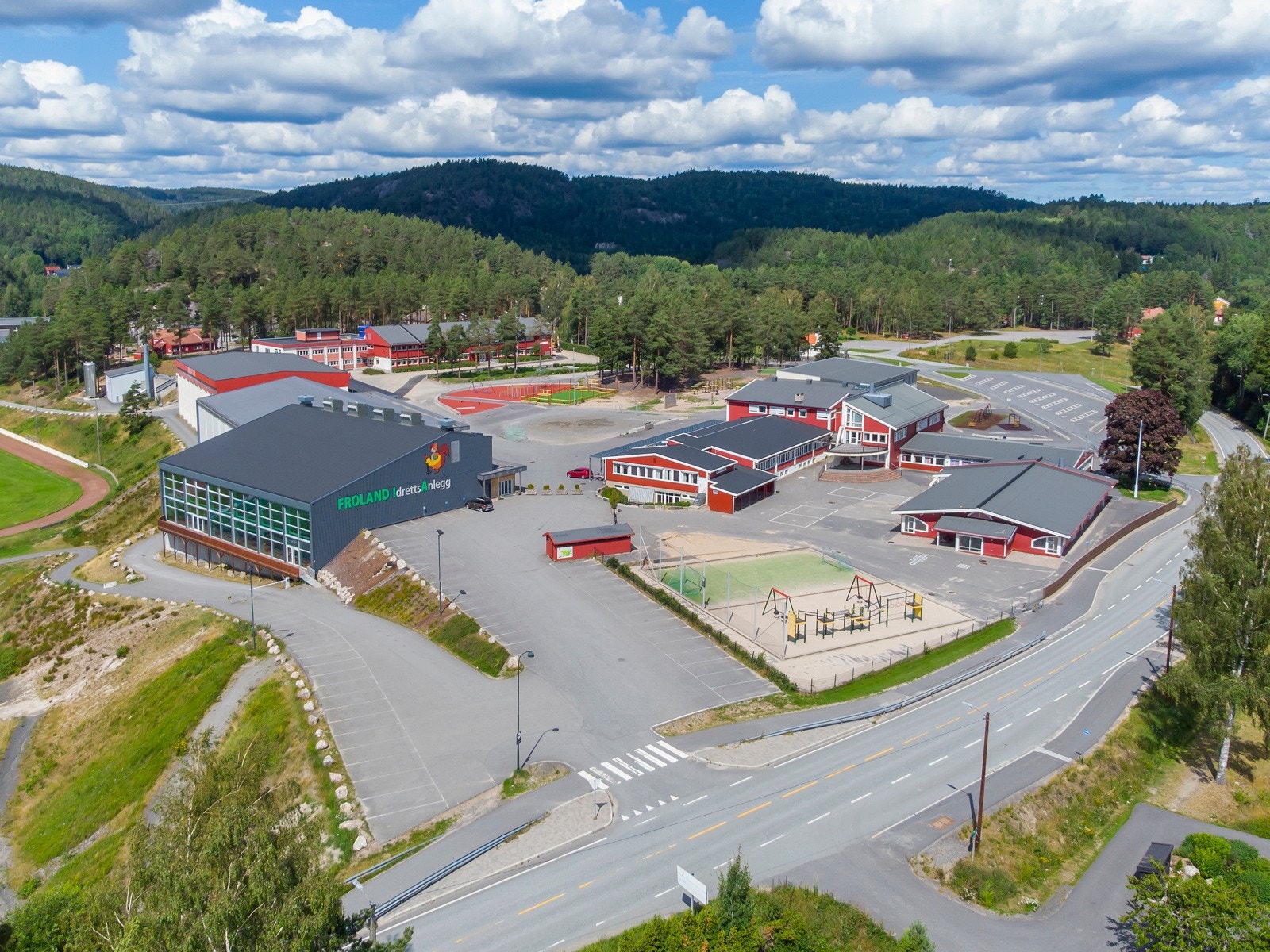 Frolandia og deler av skoleanlegget Galleribilde