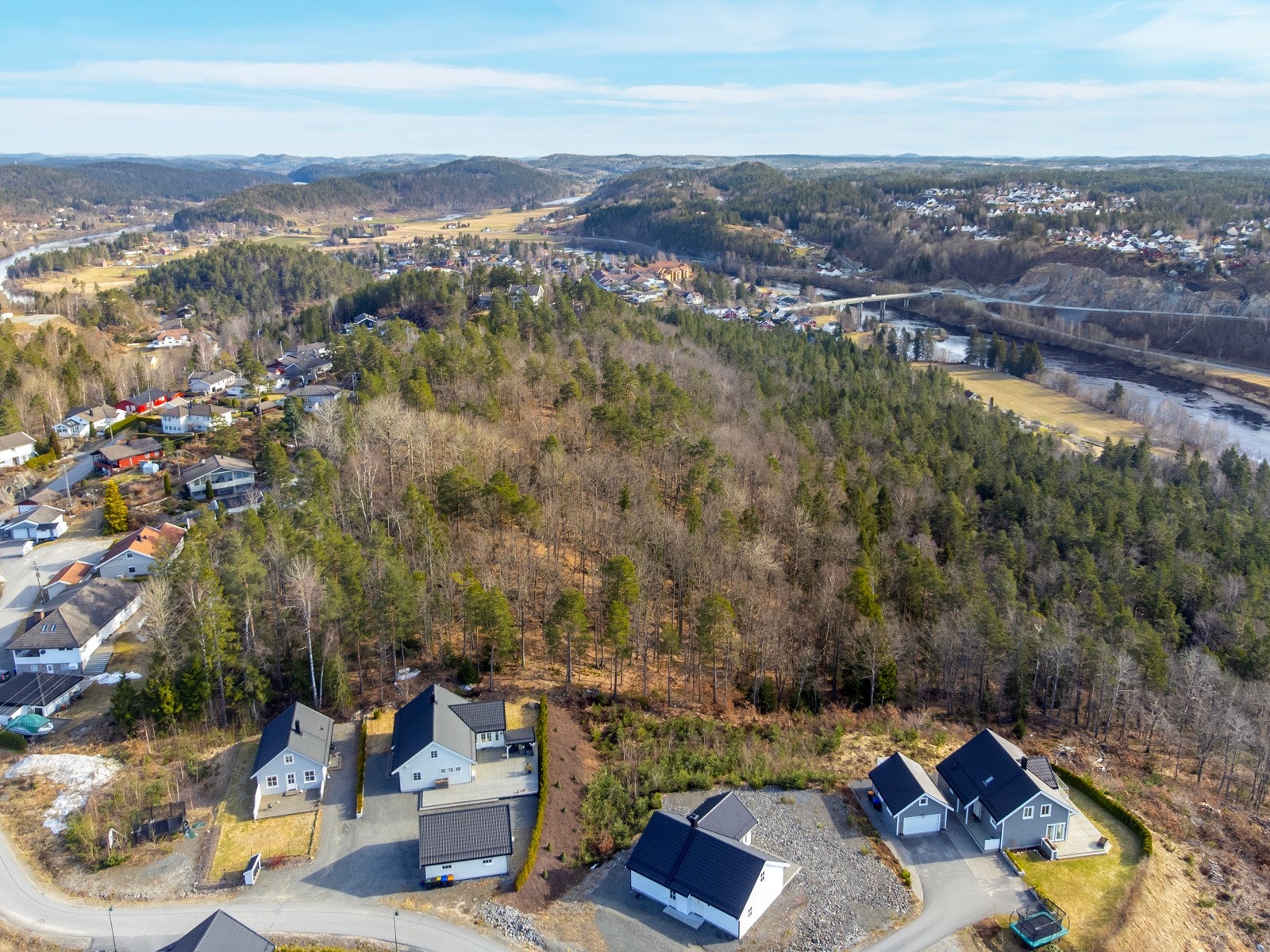 Området på nesten 15 daa er avsatt til boligformål i kommuneplanen. Kjøper må utarbeide reguleringsplan som da eventuelt regulerer antall boenheter osv. Galleribilde