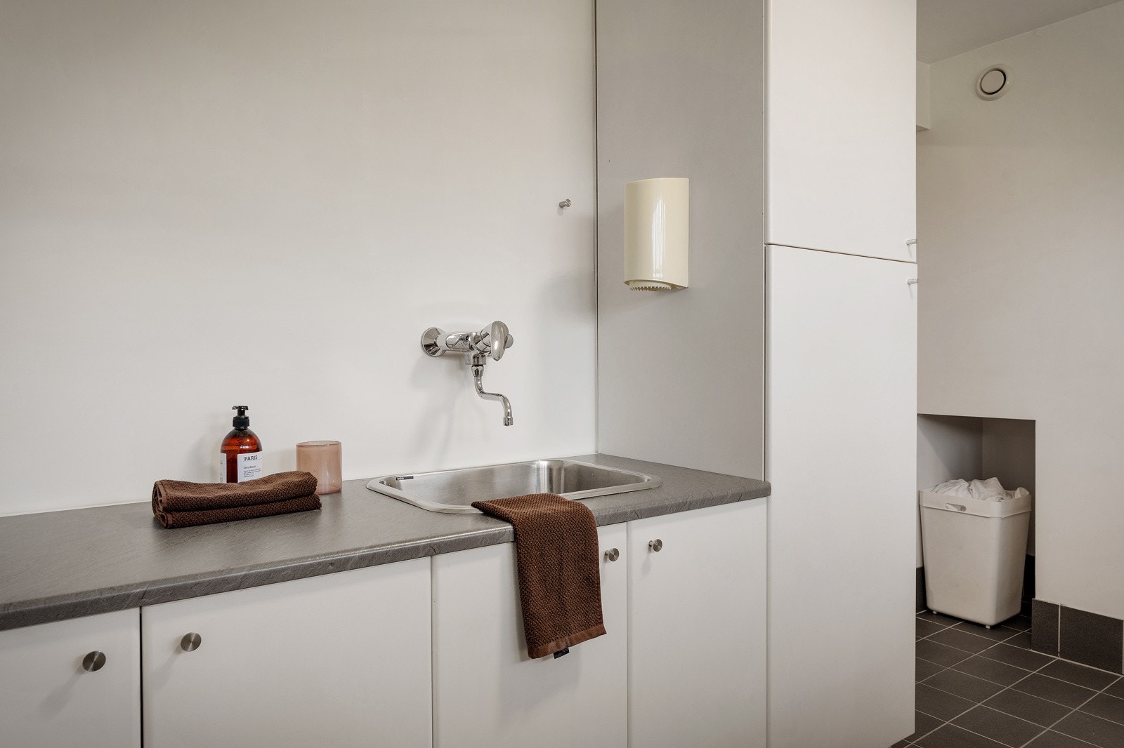 Vaskerom er smart innredet med skapplass og klessjakt fra badet Galleribilde