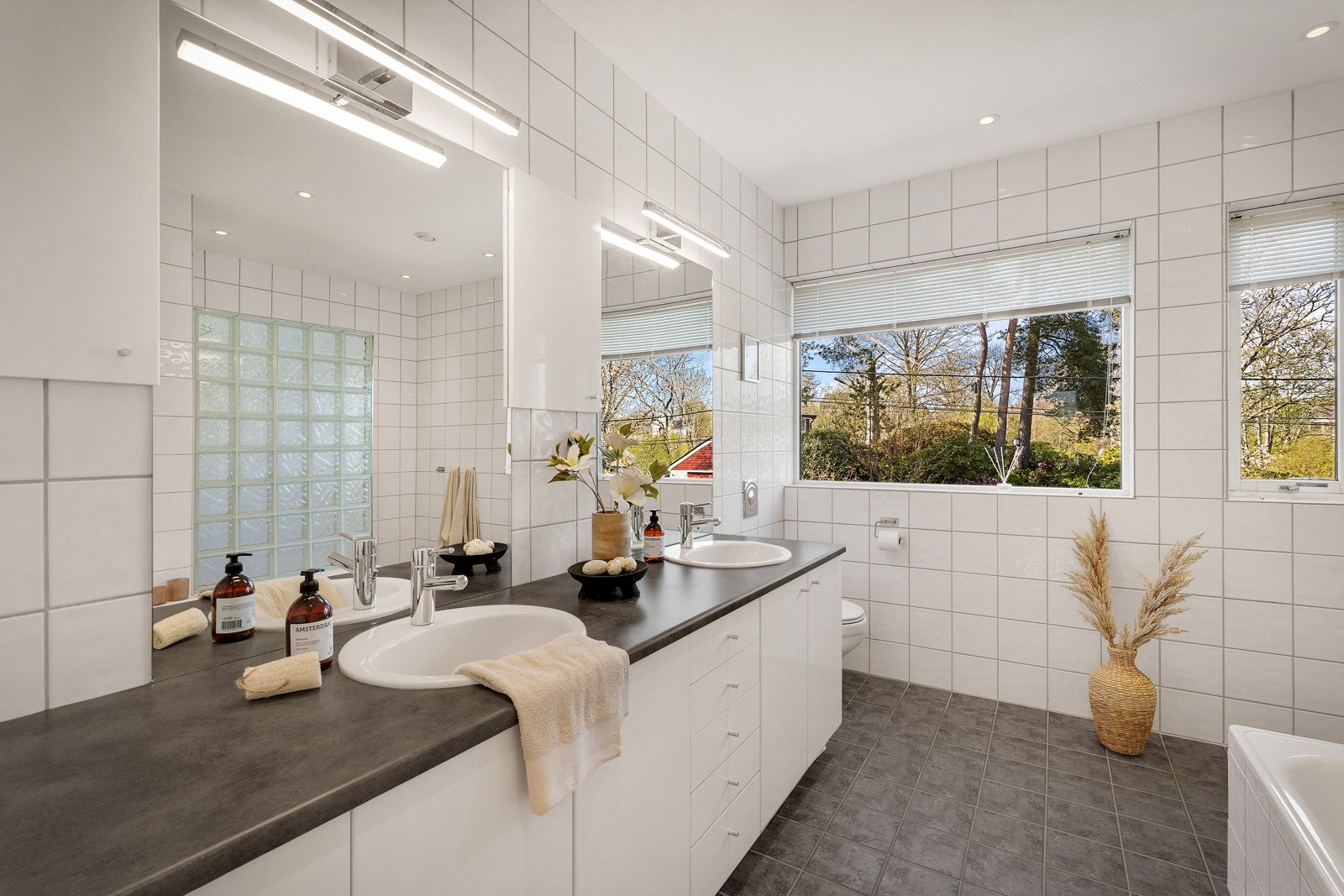 Helfliset bad med vannbåren gulvvarme Galleribilde