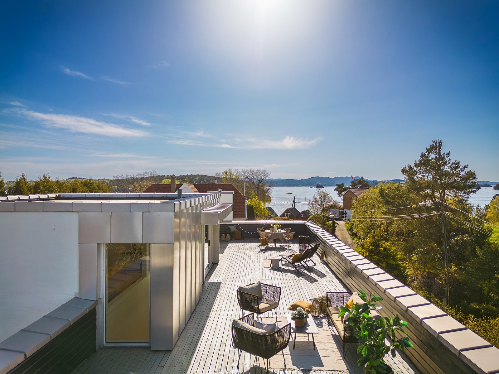 Eventyrlig flott med den 90 kvm store takterrasse med optimale solforhold Galleribilde