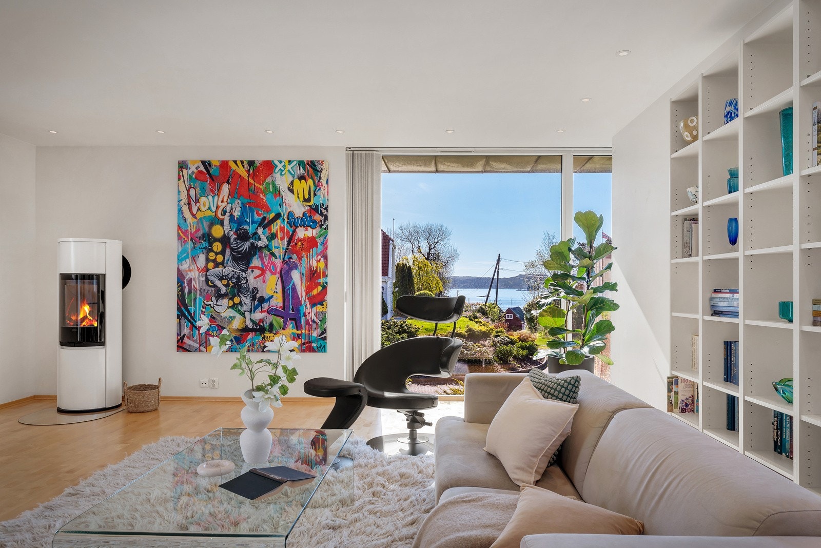 Det er store vinduer gjennomgående i hele boligen - Flott hvitlakkert vedovn montert i 2022 Galleribilde