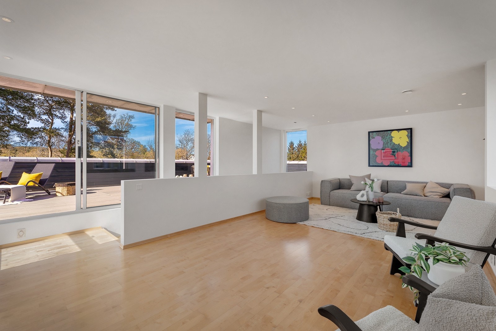 Før vi ankommer boligens største godbit, finner vi loftstuen Galleribilde