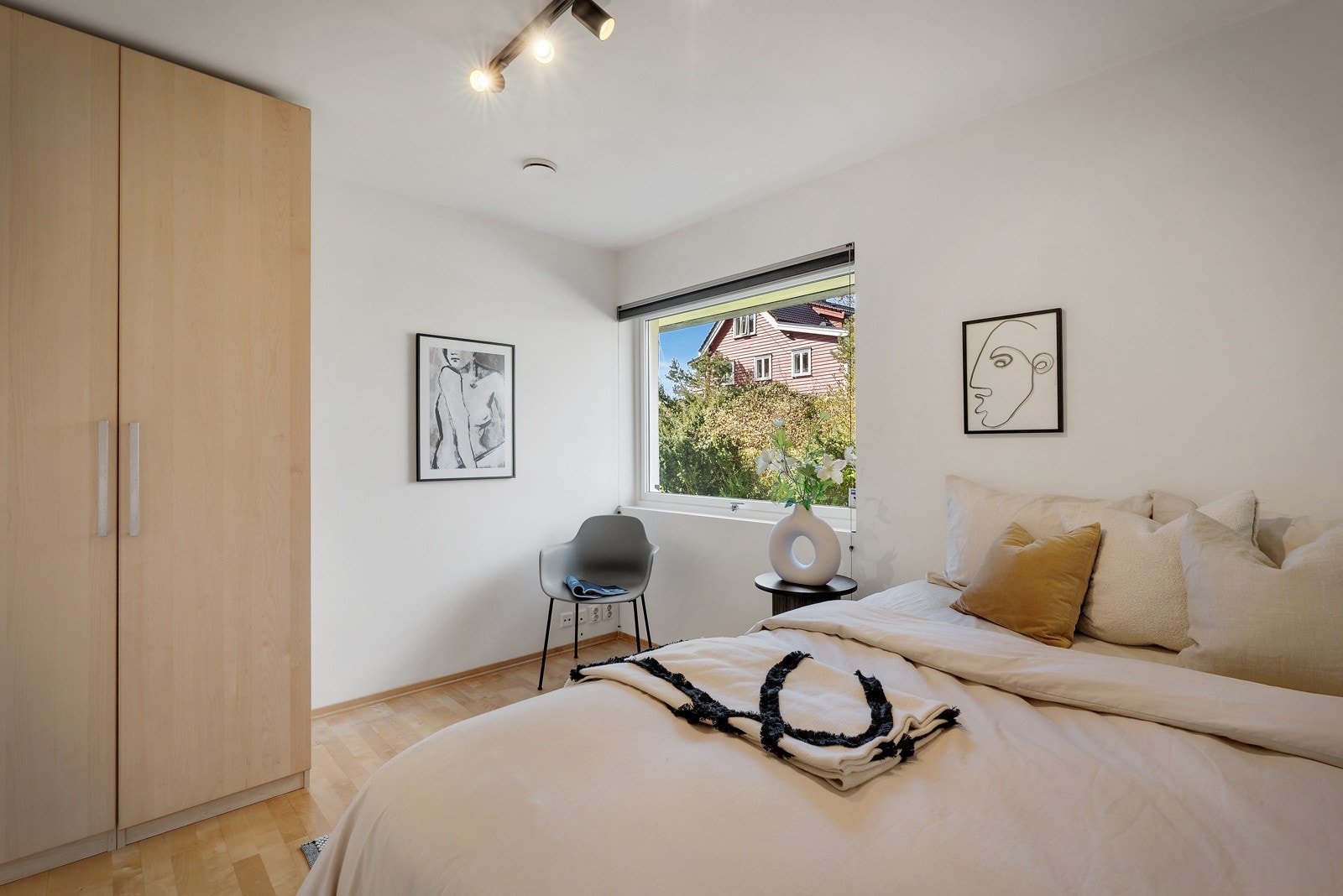 Soverom 1 i underetasjen har plass til stor seng, garderobeskap og skrivepult Galleribilde