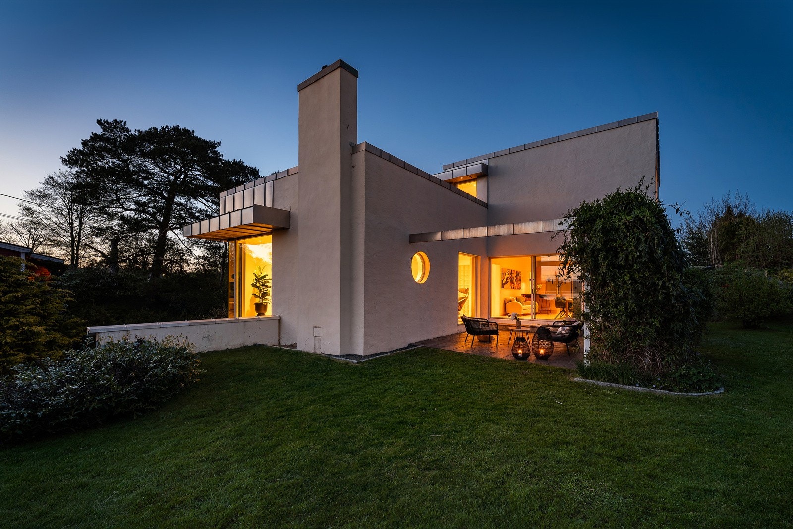 Huset tar seg også meget bra ut på kveldstid Galleribilde