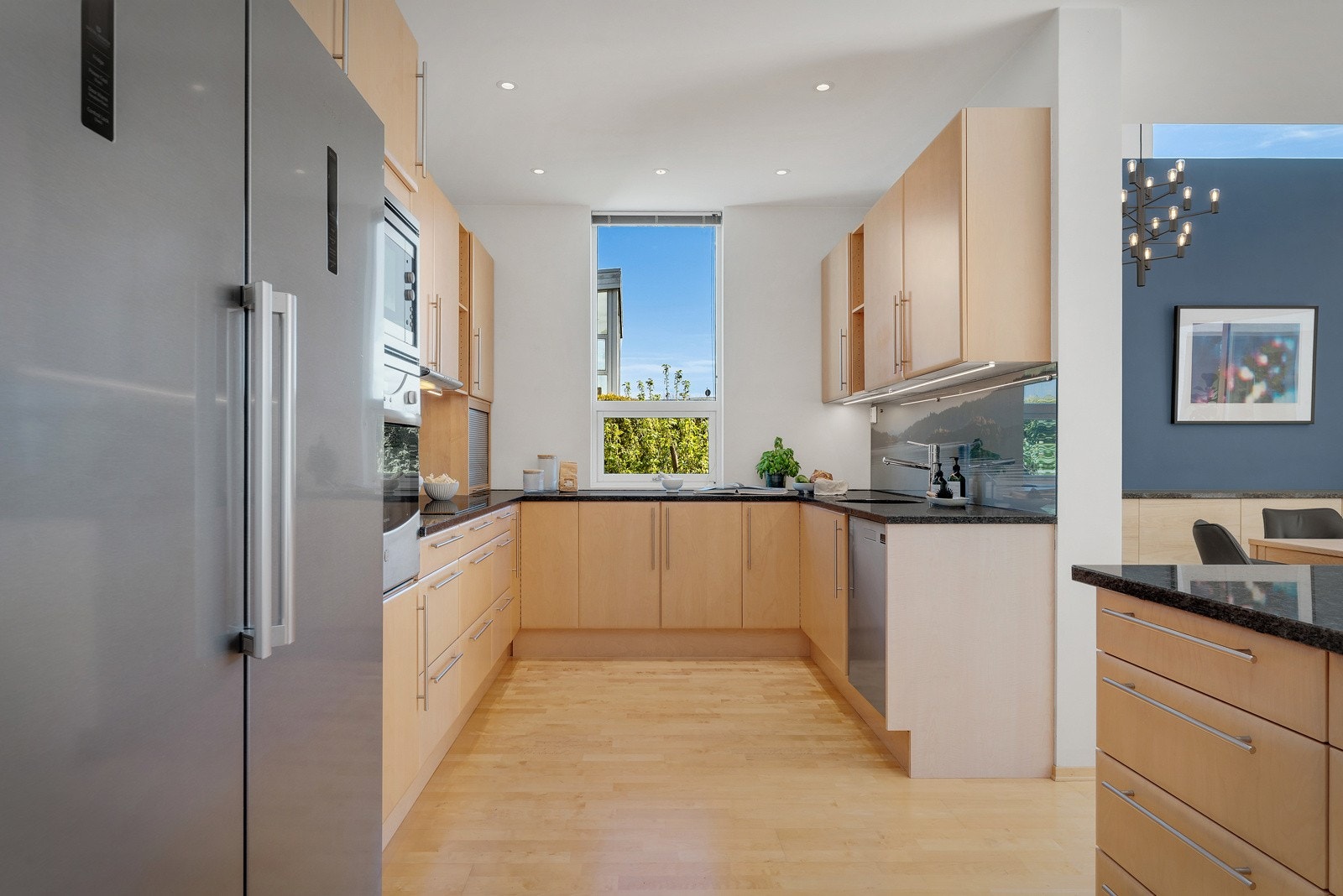 Vindu helt til tak på kjøkkenet med godt lysinnslipp Galleribilde