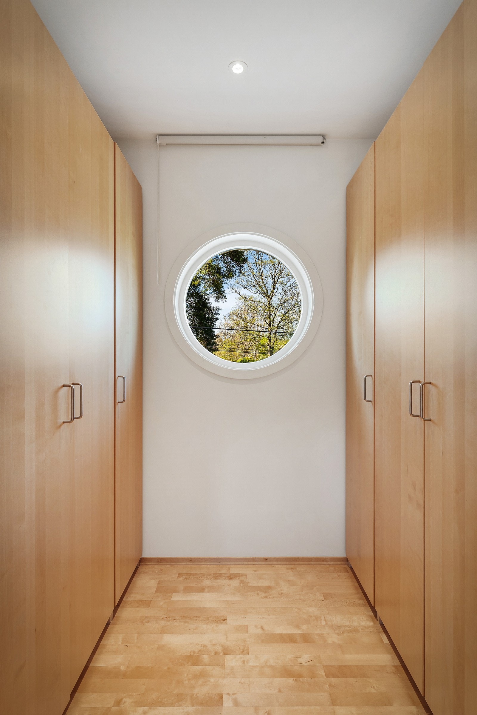 Se for deg å velge dagens outfit fra rommets gulv til tak garderobe Galleribilde