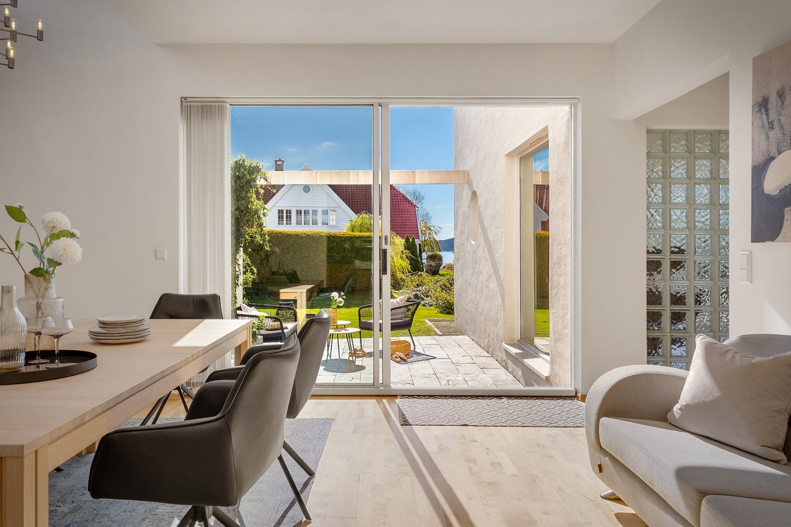 Fra spisestuen er det utgang til hagearealet og den første terrassen Galleribilde