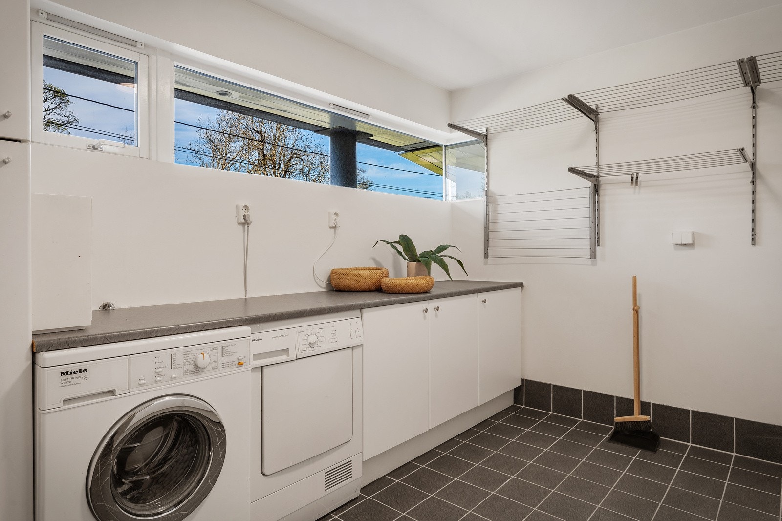 Boligens vaskerom har også vannbåren gulvvarme Galleribilde