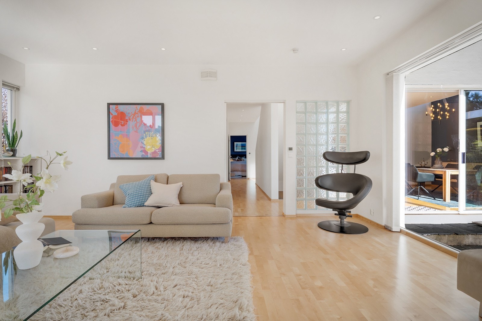 Alle spotter er byttet til led og kan styres via app Galleribilde