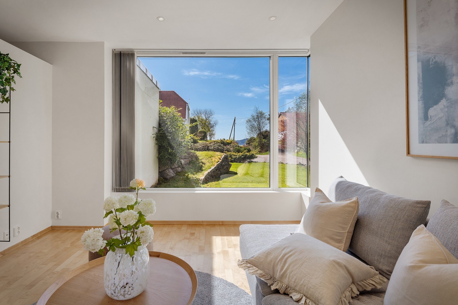 Tilbake til underetasjen. Her er det store vindu som gir plenty med lysinnslipp Galleribilde