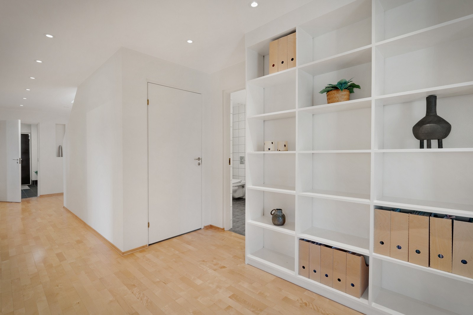 Romslig entre og godt med hylleplass Galleribilde