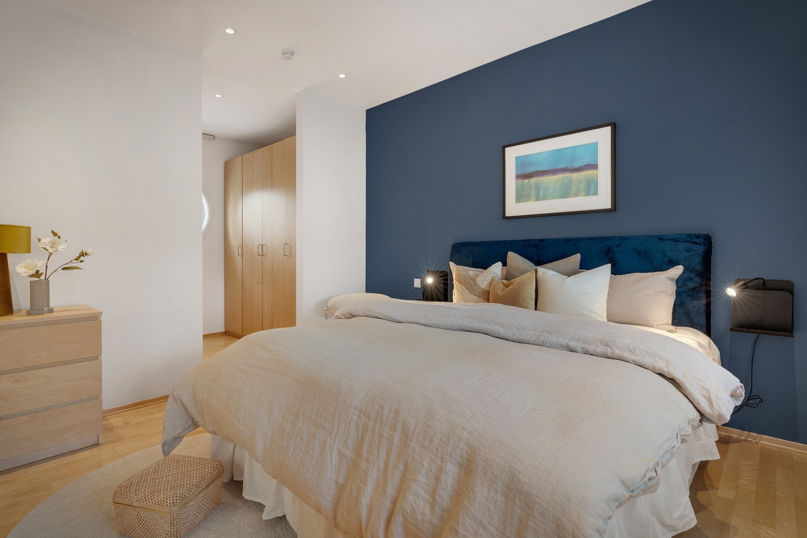 Hovedsoverommet med hele 18kvm! Inngang til rommets walk-in closet Galleribilde