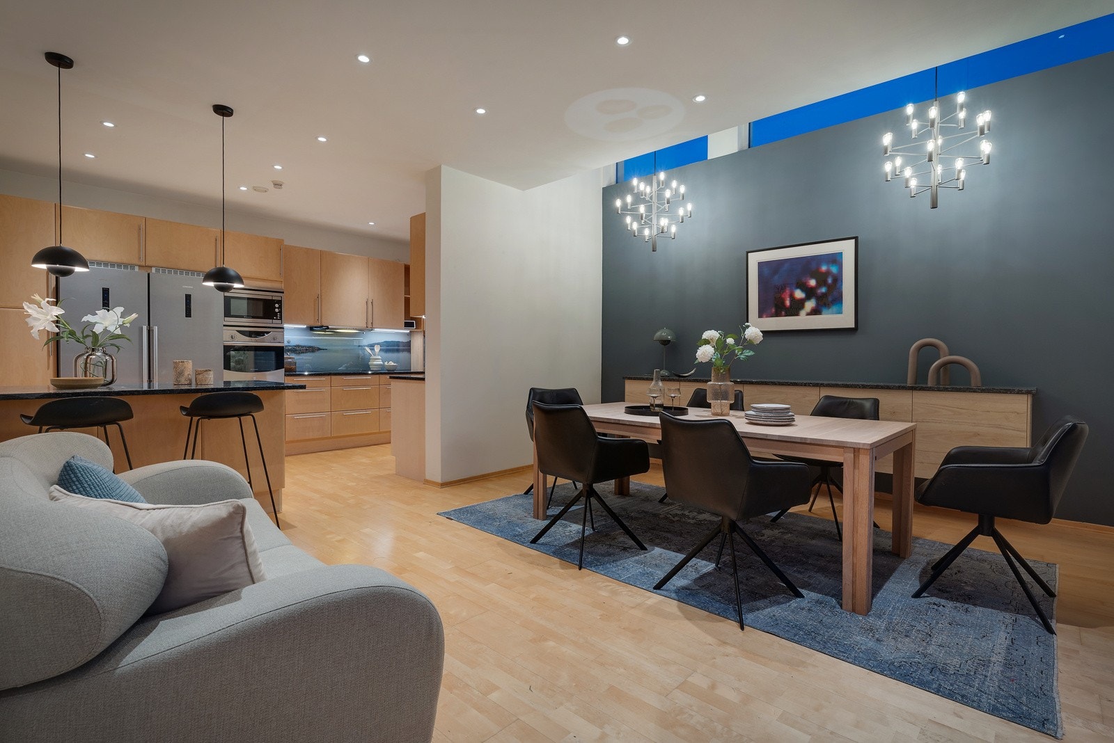 Dette er ett av husets samlingspunkt. Her er spennende overlys fra vindu i loftstuen Galleribilde