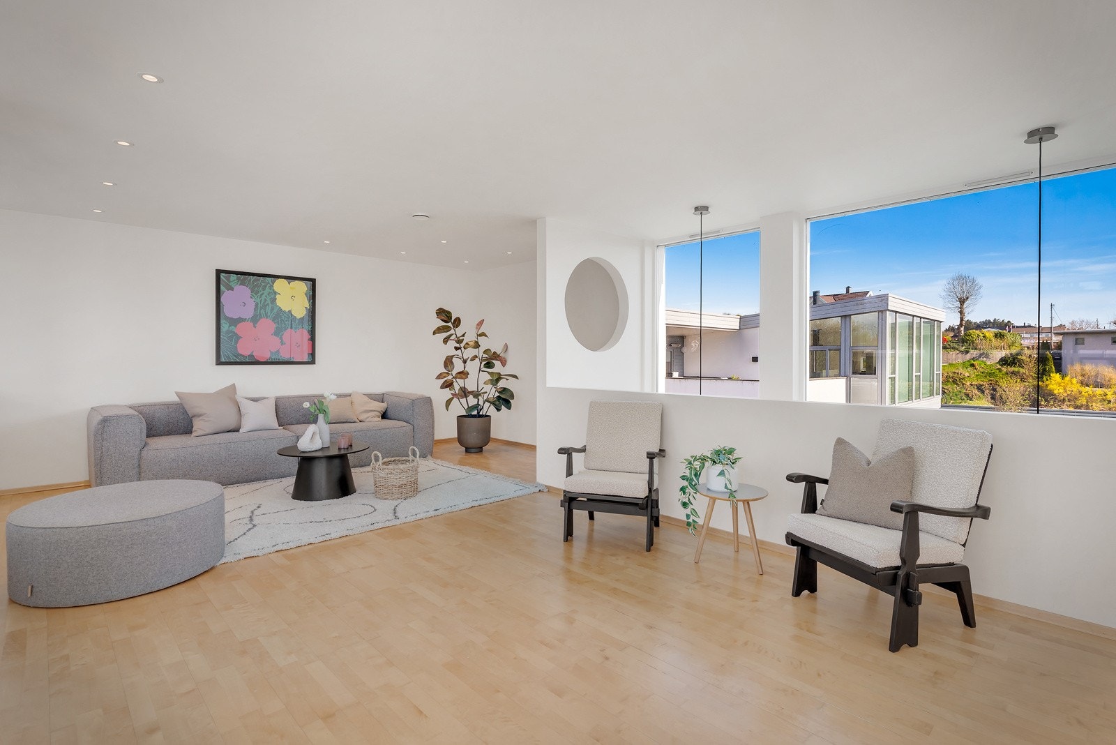 Loftstue med spennende arkitektoniske detaljer som rund åpning og åpen himling mellom loftstue og spisestue Galleribilde