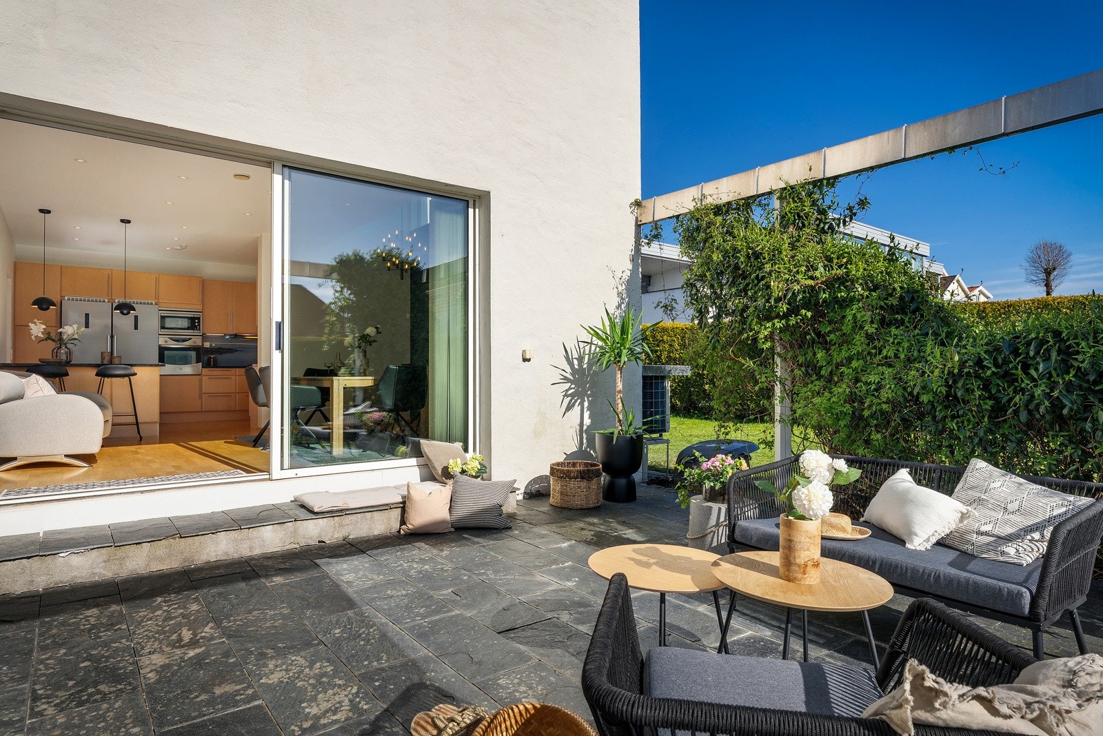 Om man ikke vil ta turen opp til takterrassen, kan man gå rett ut fra spisestuen Galleribilde