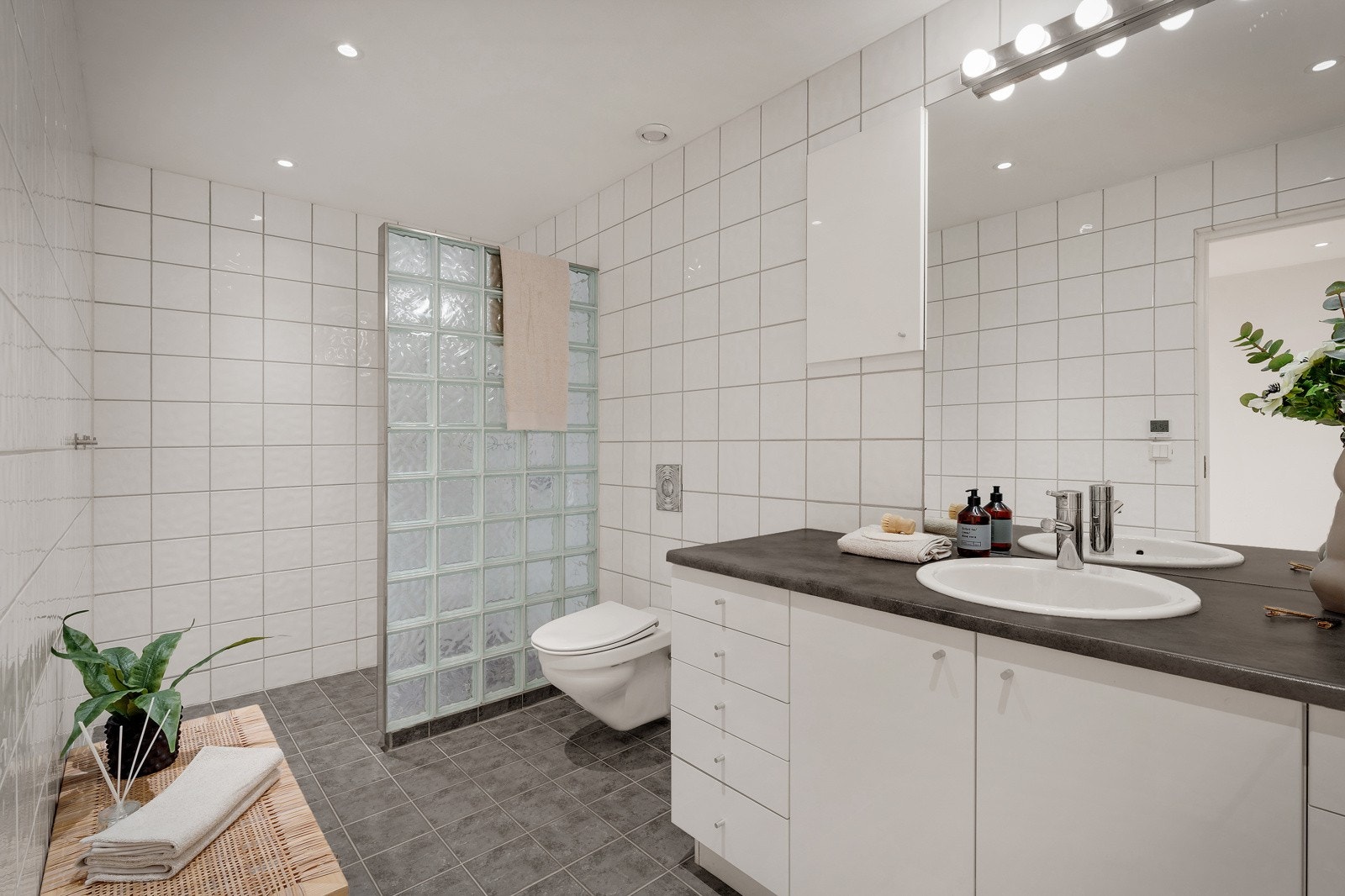 Badet i underetasjen har keramiske fliser på gulv og vannbåren gulvvarme Galleribilde