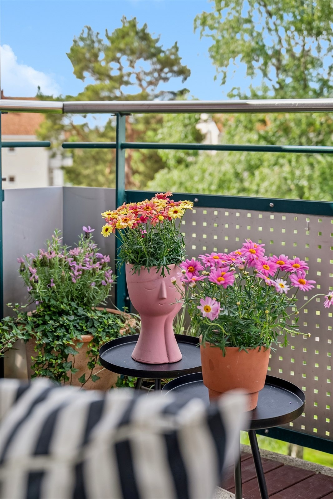 Her er det plass til balkongmøbler og grill for fine sommerdager. Galleribilde