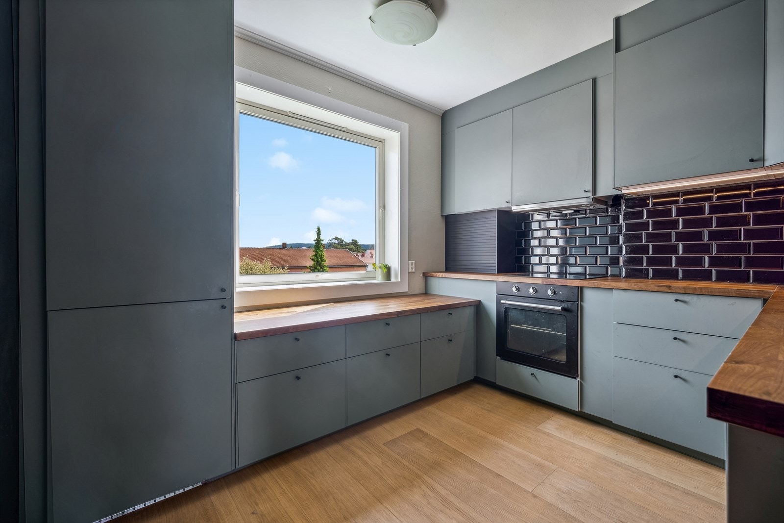 Delikat og separat kjøkken fra 2023 med rikelig av skap- og benkeplass. Galleribilde