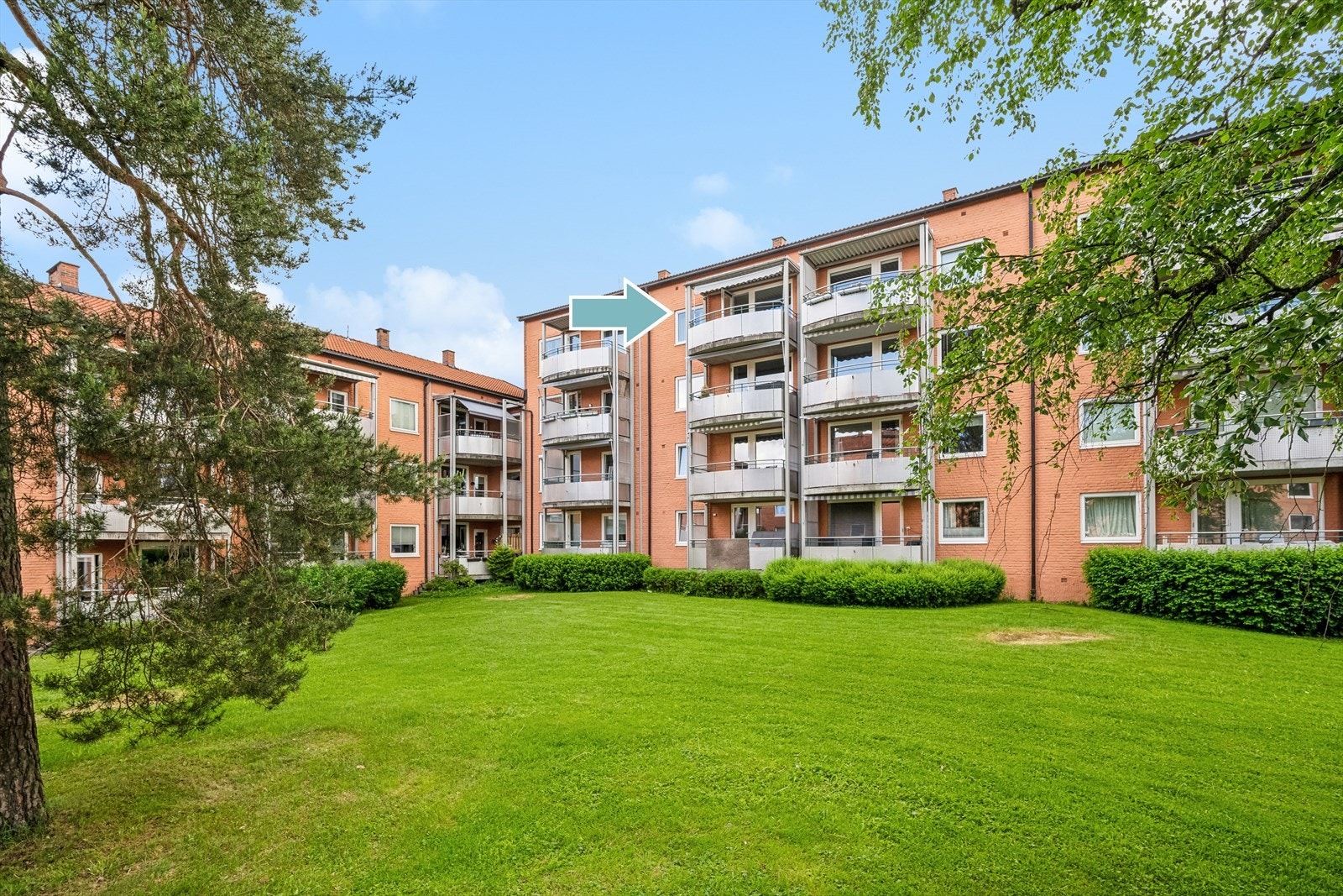 Leiligheten ligger fint og luftig til i toppetasjen med lite innsyn. Galleribilde