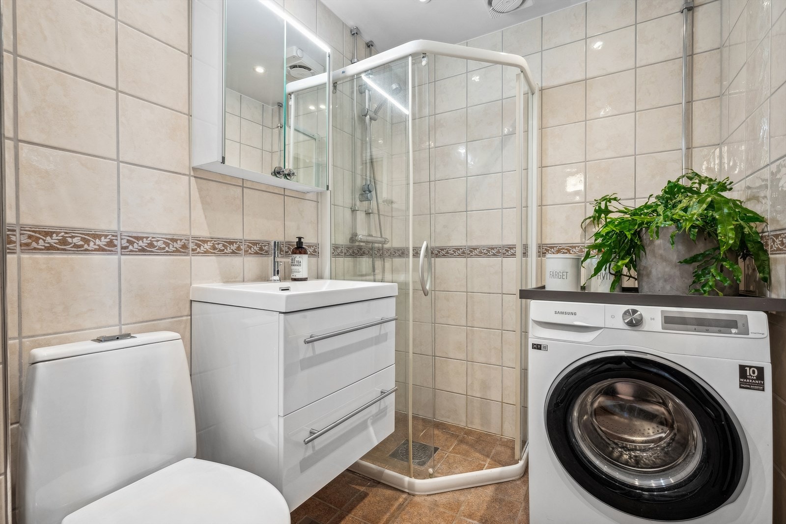 Baderom oppusset i 2004 med innfelt downlights i himling og elektrisk gulvvarme. Borettslaget har forøvrig også nylig hatt rørfornying av soilrør med strømpeløsning utført i 2023. Galleribilde