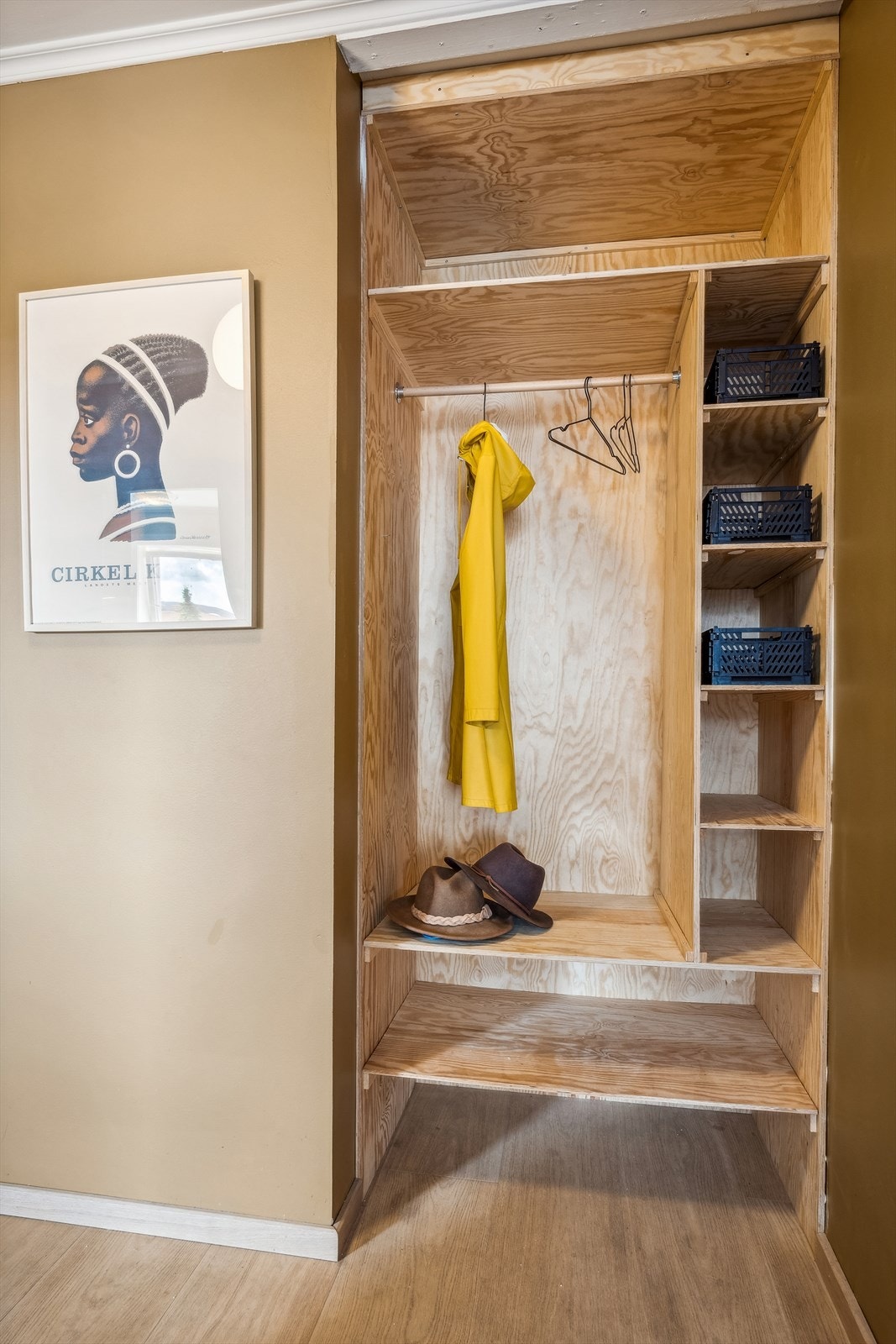 Stilig, plassbygd skapinnredning for oppbevaring av yttertøy m.m. Galleribilde