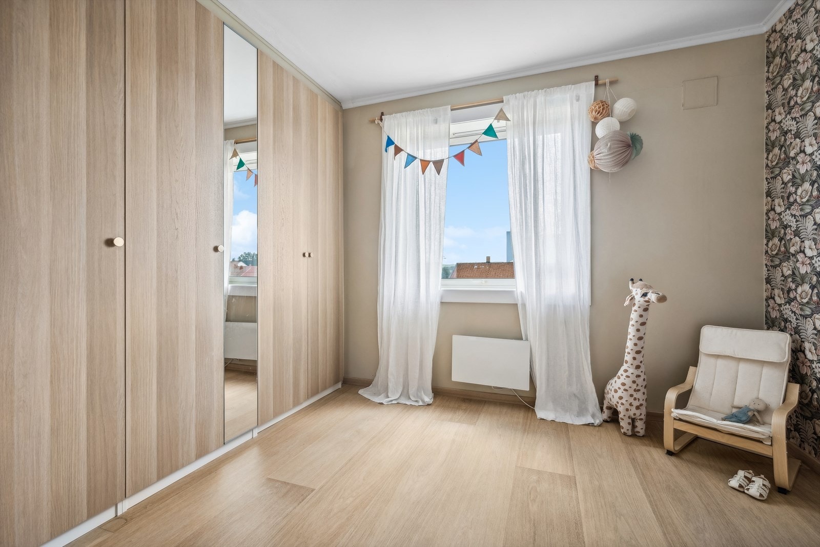 Soverom 2 er også av god størrelse og passer ypperlig som kontor, gjesterom eller barnerom. Stor garderobeinnredning langs veggen med rikelig av skapplass. Galleribilde